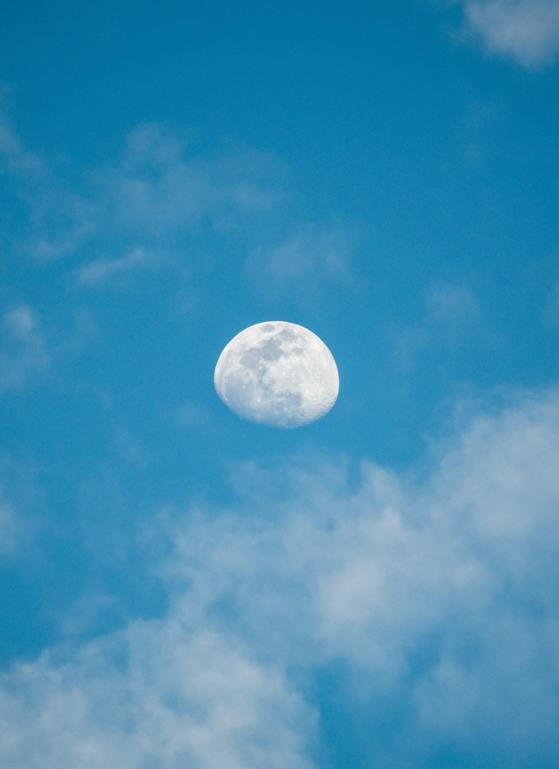 Почему Луна на небе светится?