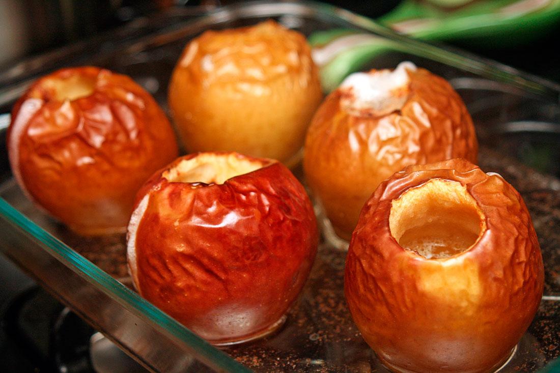 Сколько запекать яблоки с творогом в духовке